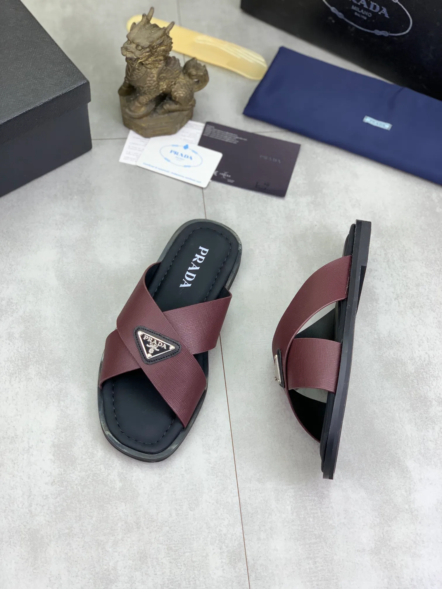Men's shoes 💰P300💰【New style】🎁🎁🎁 PRADA Prada's new casual slippers, original official website 1:1, perfect workmanship, transmitting a kind of noble luxury, sublimating its definition of luxury in Prada's high-end extraordinary craftsmanship. Original combination outsole, code number: 38-44 (45 customized) 4️⃣colors🉑️ to choose from
